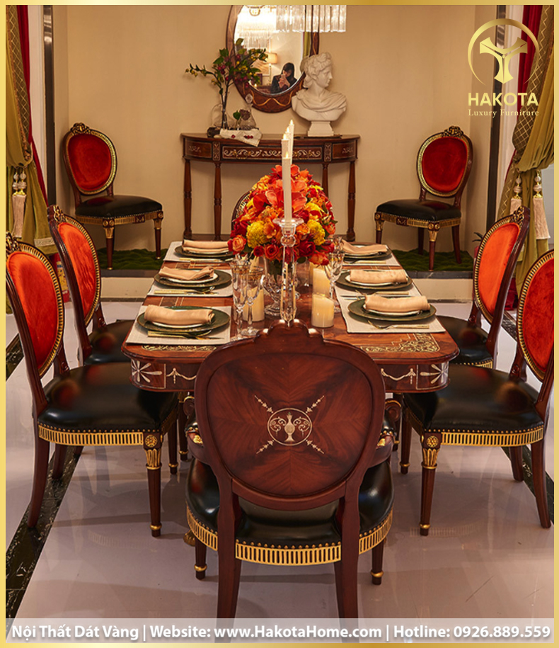 Một bộ bàn ăn theo phong cách quý tộc Châu Âu với da và gỗ thượng hạng.