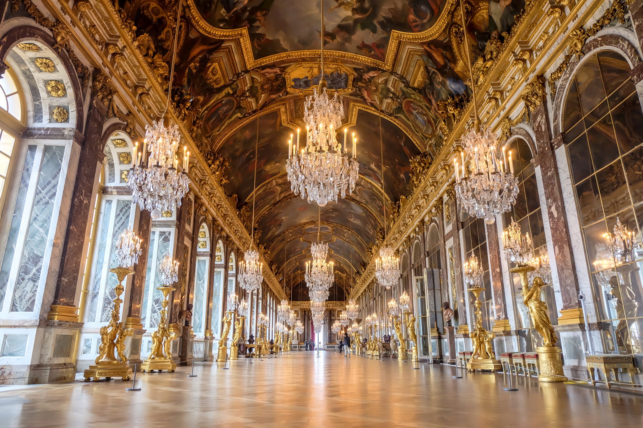 Từ Versailles Palace Louis XIV đã mở ra thời đại thịnh trị của nước Pháp. Ông là người bảo trợ cho nghệ thuật và tri thức.